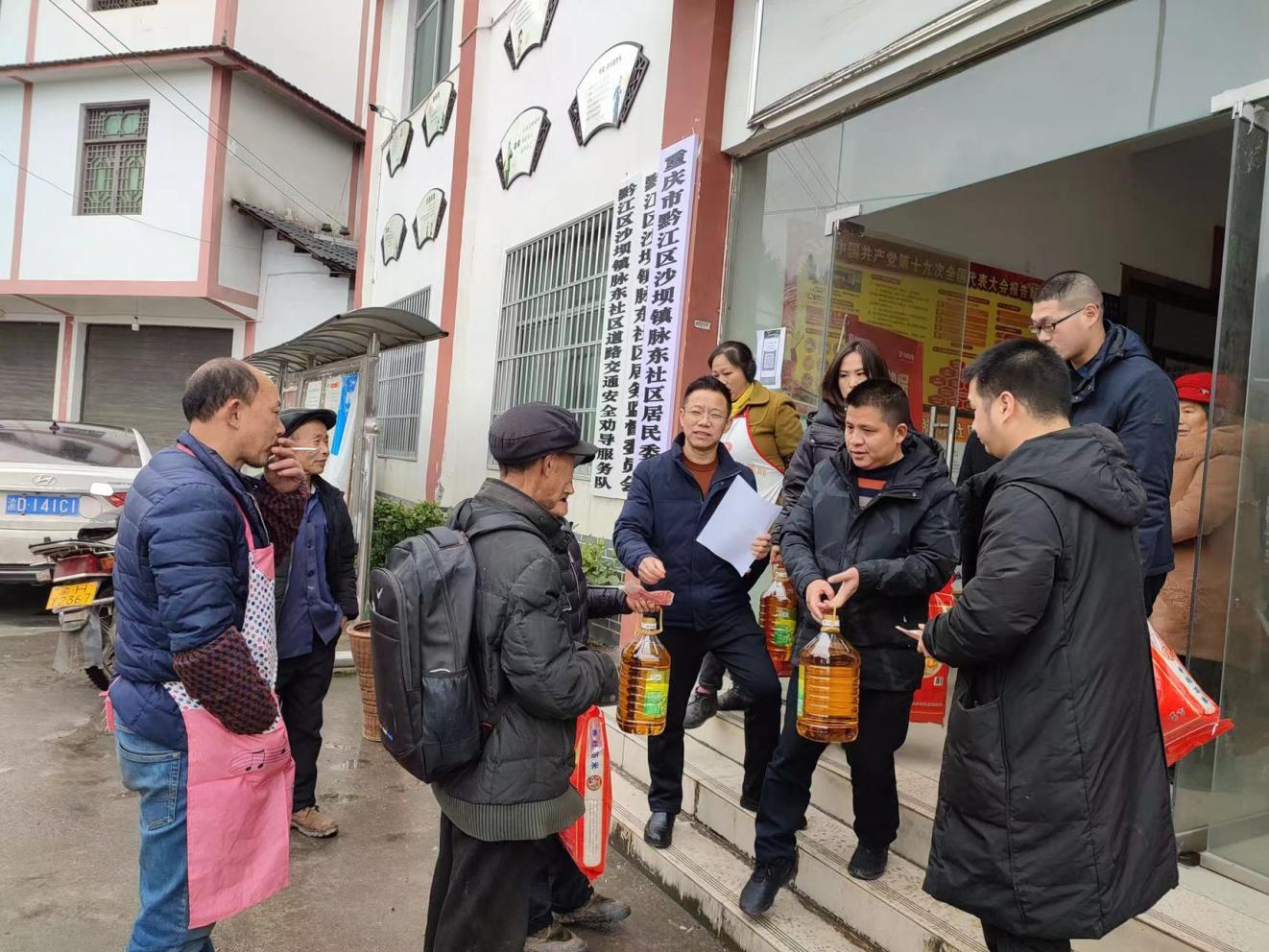 69畜牧堅(jiān)持春節(jié)慰問村社五保戶