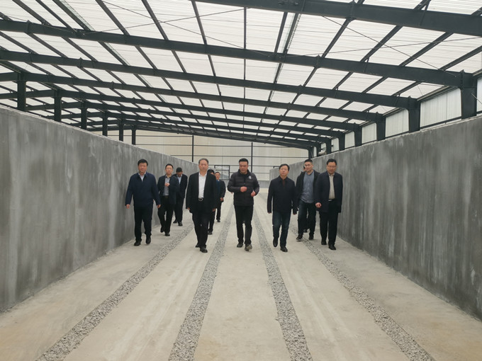 徐江區長帶隊調研石會鎮區域性糞污集中處理中心項目