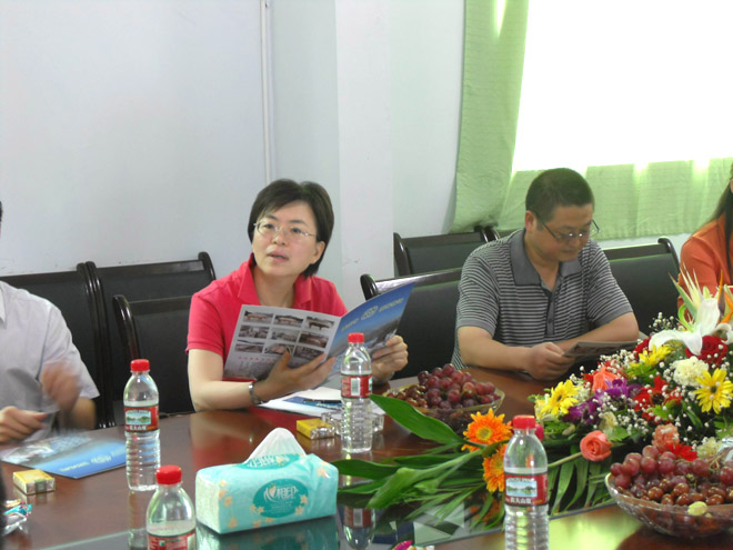 時任重慶市銀監局局長洪佩麗調研重慶69