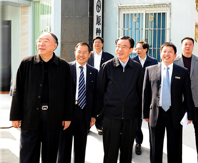 時(shí)任中共中央政治局常委紀(jì)委書記賀國強(qiáng)、重慶市市長黃奇帆等領(lǐng)導(dǎo)視察重慶69